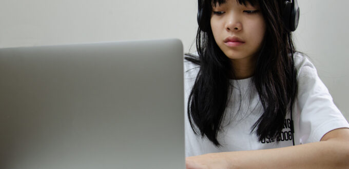 Studentka przy laptopie przeglądająca platformę USOS UWM