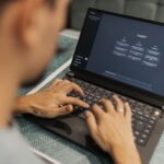 Osoba przy laptopie analizująca linki w odpowiedziach AI