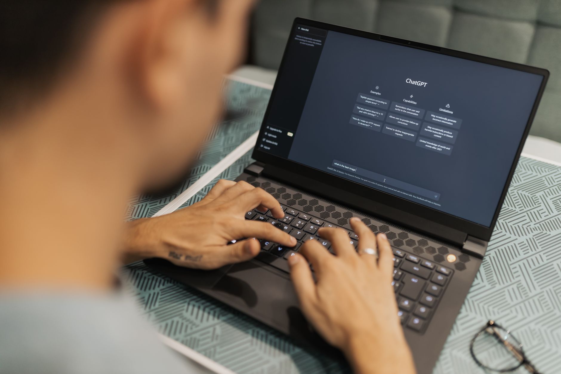 Osoba przy laptopie analizująca linki w odpowiedziach AI